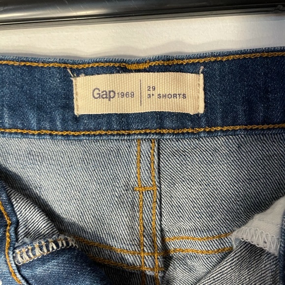Gap roll cuff raw hem shorts size 29. - Picture 2 of 3